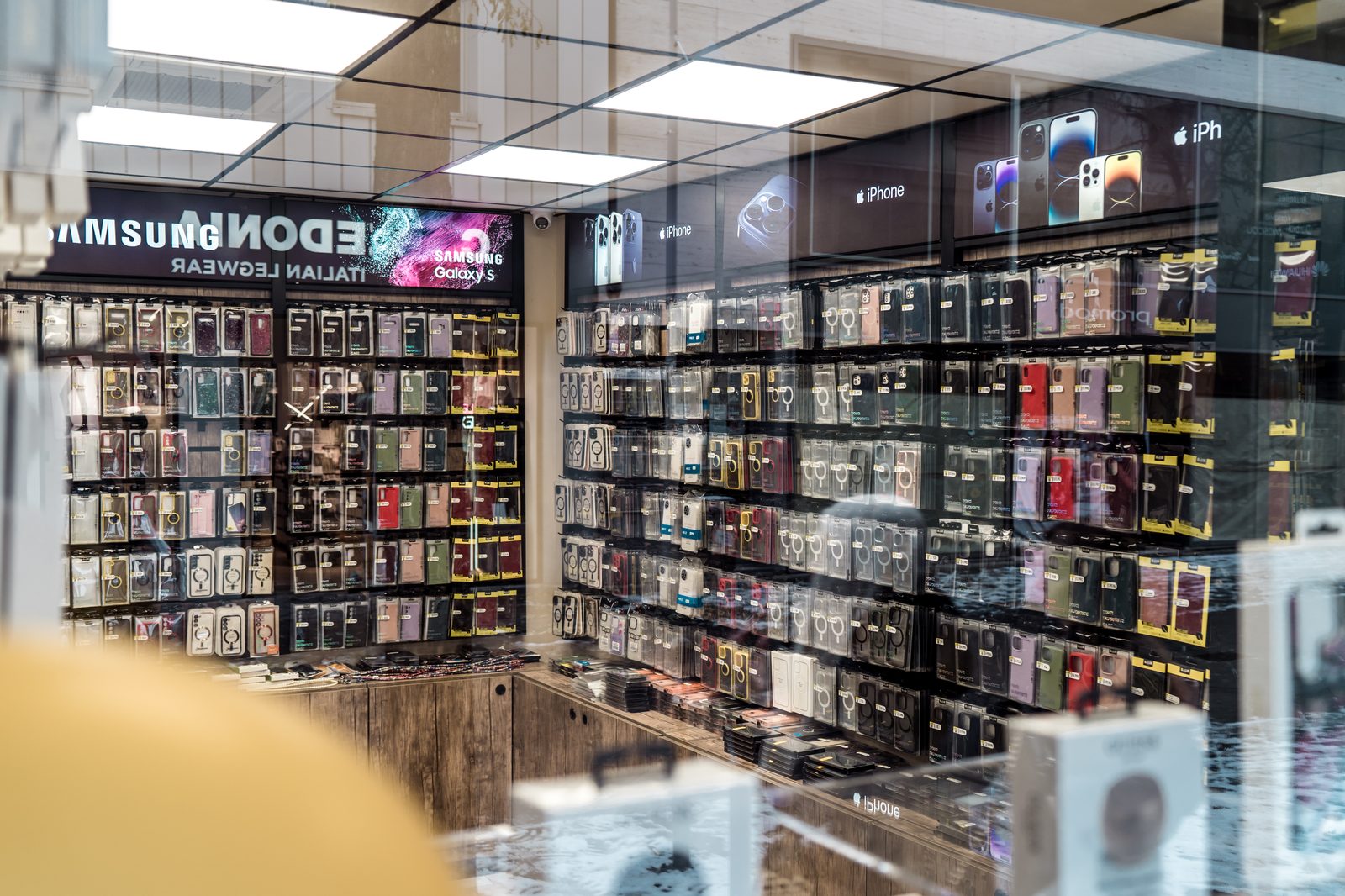 Zubehörwand mit Handyhüllen bei Repair my Phone Nürnberg